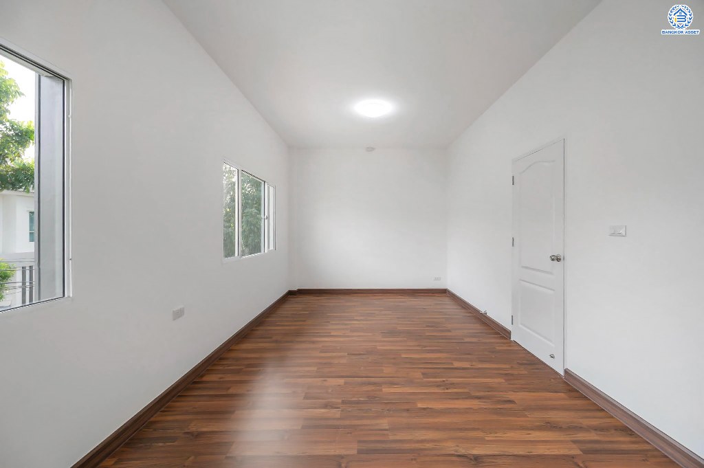 บ้านมือสองตกแต่งใหม่ โครงการ แลนซีโอคริป ปิ่นเกล้า-วงแหวนฯ เนื้อที่กว้าง 35.30 ตร.ว. ฟังก์ชัน 3 ห้องนอน 2 ห้องน้ำ 1 ที่จอดรถ บนทำเลเดินทางสะดวก เชื่อมต่อถนนกาญจนาภิเษก เข้า-ออกได้หลายเส้นทาง  ใกล้รถไฟฟ้าสายสีม่วง "สถานีสามแยกบางใหญ่" และจุดขึ้นทางด่วน "ศรีรัช"...